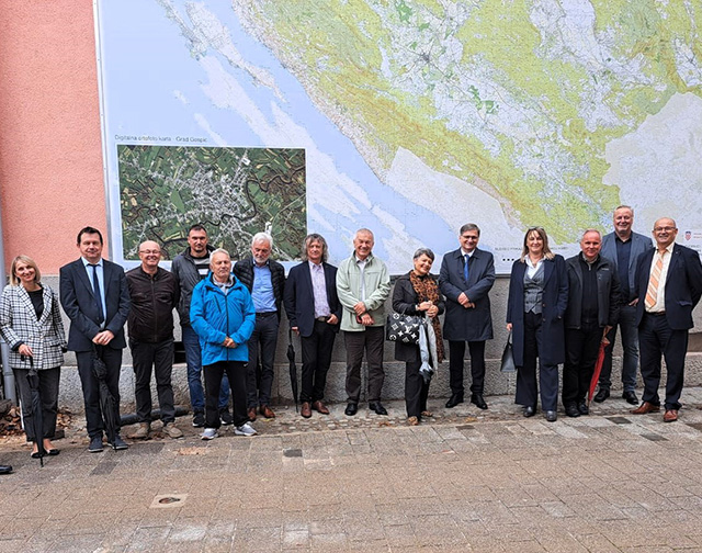 Županijska karta na zidu zgrade incpekcija se i ne vidi od uzvanika                                                                                                                                                                                       